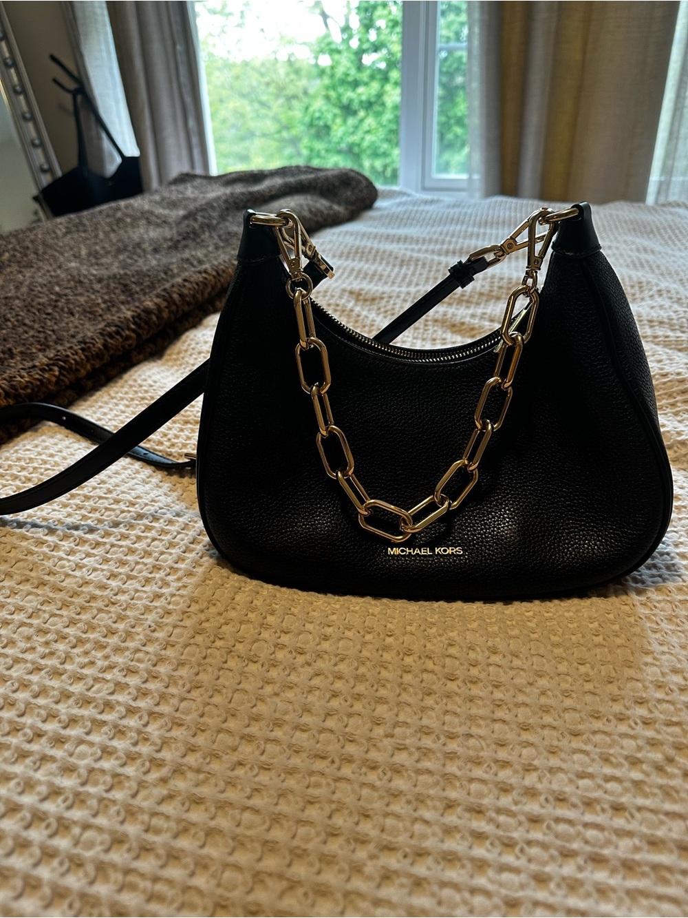 Michael Kors Large Black Pebbled Leather Shoulder Bag with Gold Chain Accent - Picture 2 of 9
